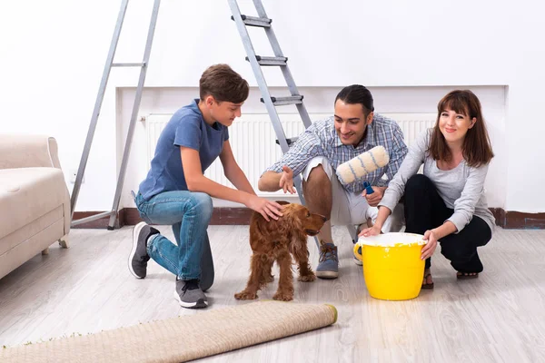 Young family doing home renovation — Stock Photo, Image