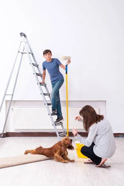 Jovem família fazendo renovação em casa — Fotografia de Stock