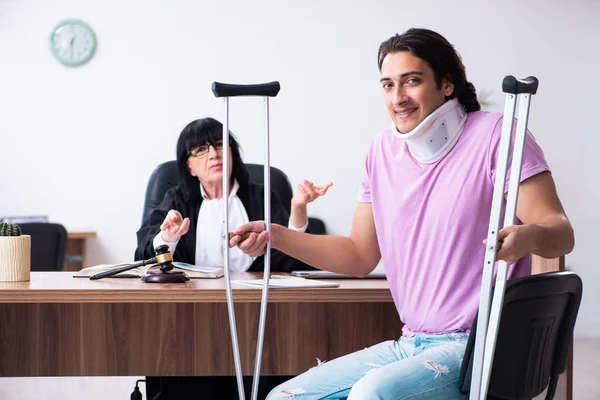 Disabled man consulting judge for damages litigation — Stock Photo, Image