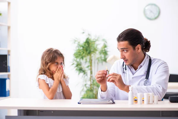 Junge Ärztin Kinderärztin mit kleinem Mädchen — Stockfoto