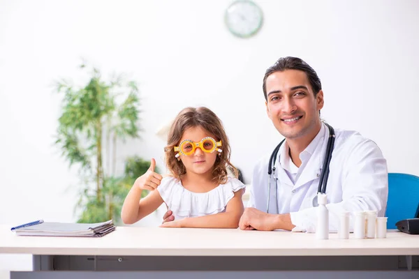 Young doctor pediatrician with small girl — Stock Photo, Image