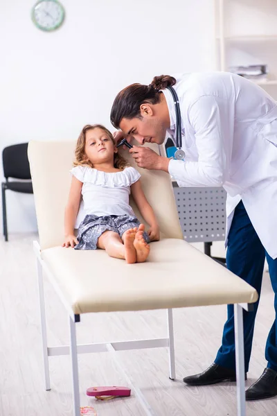 Jovem médico pediatra com menina pequena — Fotografia de Stock