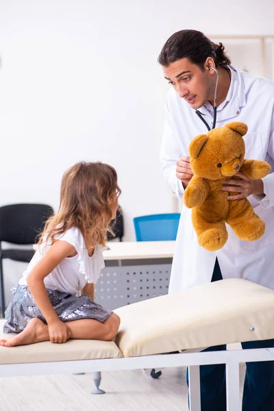 Jovem médico pediatra com menina pequena — Fotografia de Stock