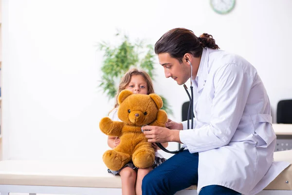 Junge Ärztin Kinderärztin mit kleinem Mädchen — Stockfoto