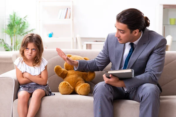 Child psychologist attending small girl — Stock Photo, Image