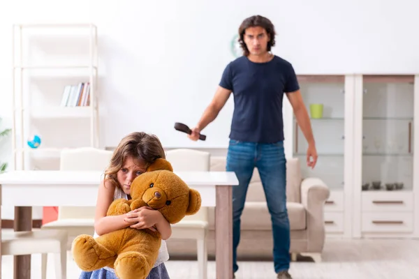 Irritado pai punir sua filha — Fotografia de Stock