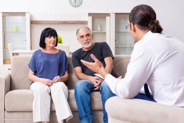 Oud echtpaar bezoekt psychiater arts — Stockfoto