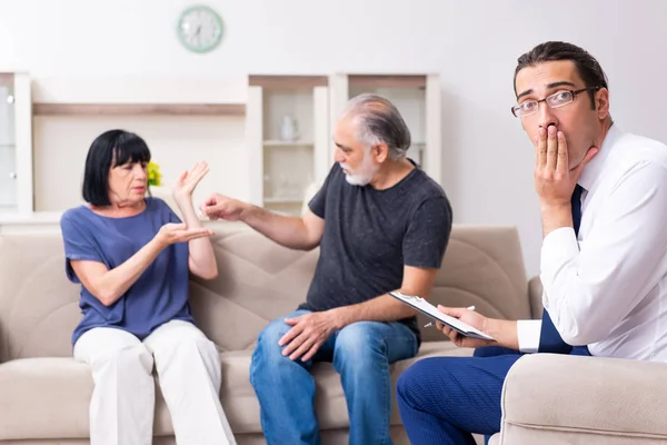 Old couple visiting psychiatrist doctor — Stock Photo, Image