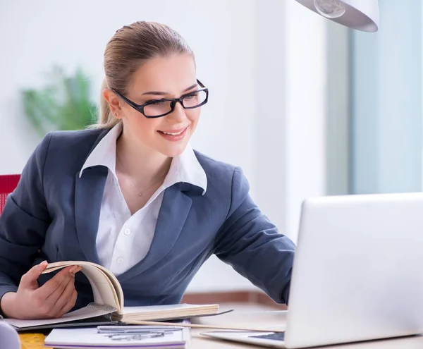 Empresaria trabajando en su escritorio en la oficina — Foto de Stock