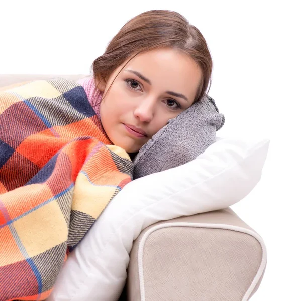 Adolescente sofrendo de frio sentado no treinador — Fotografia de Stock