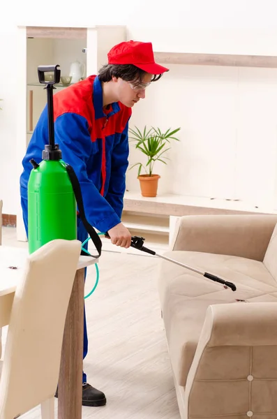 Joven contratista haciendo control de plagas en casa — Foto de Stock