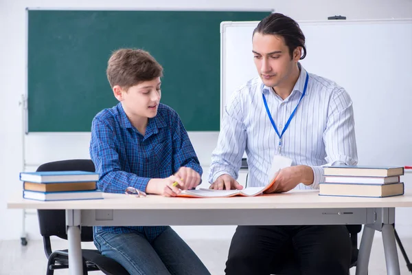 Fiatal férfi tanár és fiú az osztályteremben — Stock Fotó