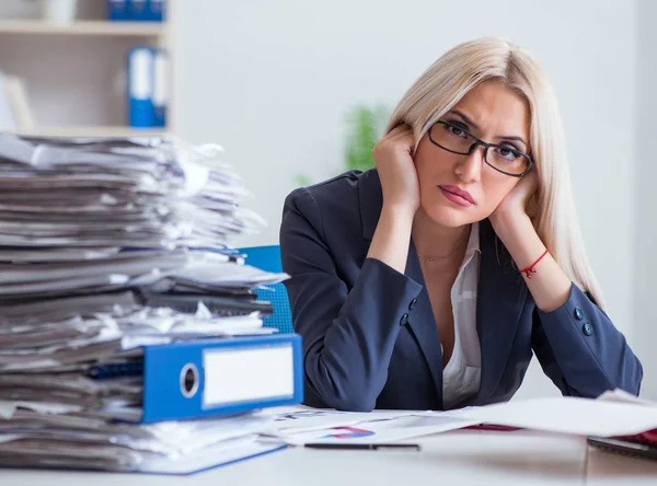 La donna d'affari impegnata che lavora in ufficio a scrivania — Foto Stock