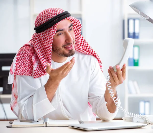 Uomo d'affari arabo che lavora in ufficio — Foto Stock