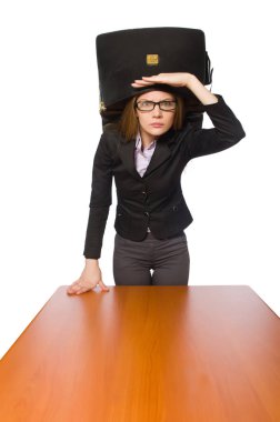 Uzun bir masada oturan kadın çalışan beyaza izole edilmiş.