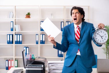 Kopyalama makinesinde çalışan genç bir çalışan