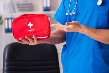 İlk yardım çantası ile erkek doktor