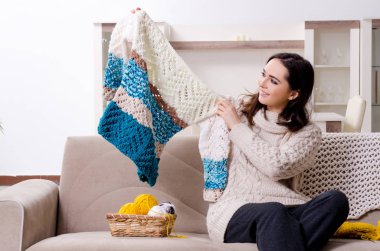 Evde örgü ören güzel bir kadın.