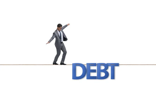 Концепція боргу та кредиту з бізнесменом, що ходить на жорсткій мотузці — стокове фото