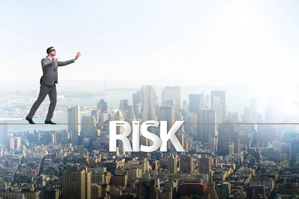 Бизнесмен в концепции риска ходить по узкой веревке — стоковое фото