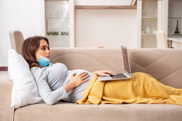 Malade femme enceinte souffrant à la maison — Photo