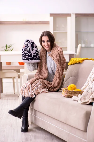 年轻漂亮的女人在家里织毛衣 — 图库照片