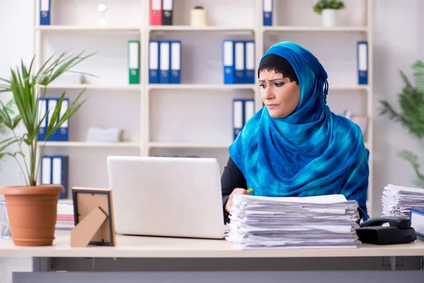 Kvinnlig anställd i hijab som arbetar på kontoret — Stockfoto