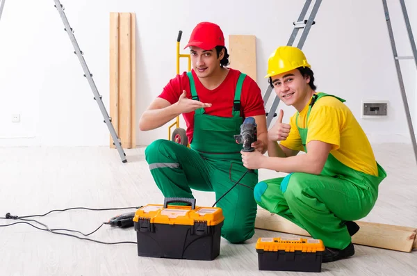 Dos contratistas de trabajadores trabajando en interiores — Foto de Stock