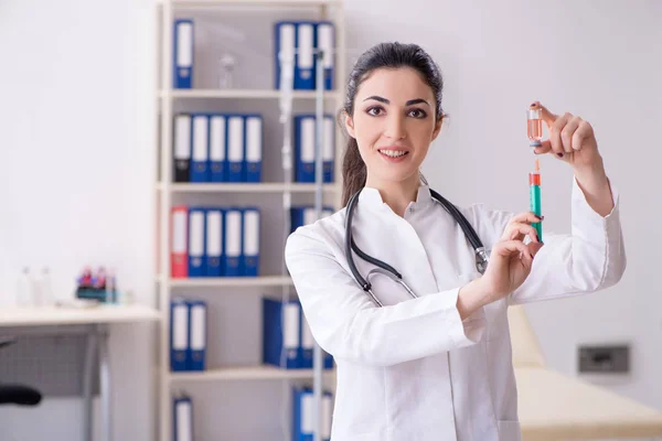 Giovane medico donna nel concetto di infusione — Foto Stock