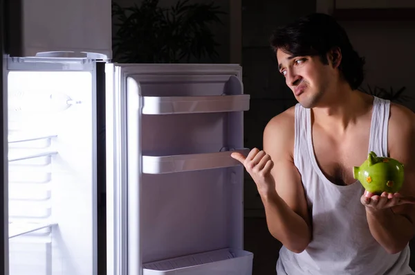 Hombre rompiendo dieta en la noche cerca de la nevera — Foto de Stock