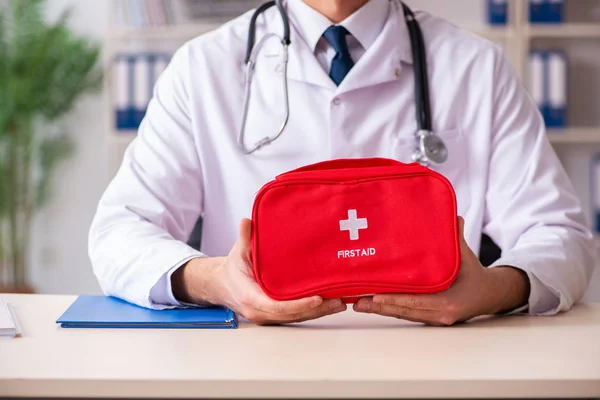 Médico masculino com saco de primeiros socorros — Fotografia de Stock