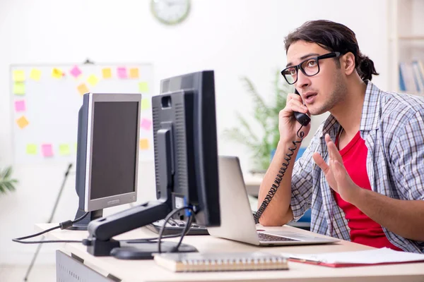 Mâle il spécialiste travaillant dans le bureau — Photo