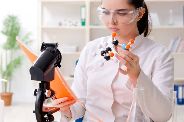 Giovane chimica femminile che lavora in laboratorio — Foto Stock