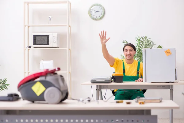 Man repairman Naprawa odkurzacza i lodówki — Zdjęcie stockowe