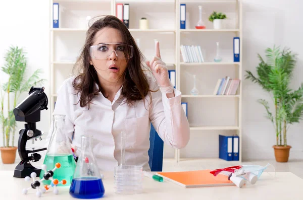 Química feminina engraçada a trabalhar no laboratório — Fotografia de Stock