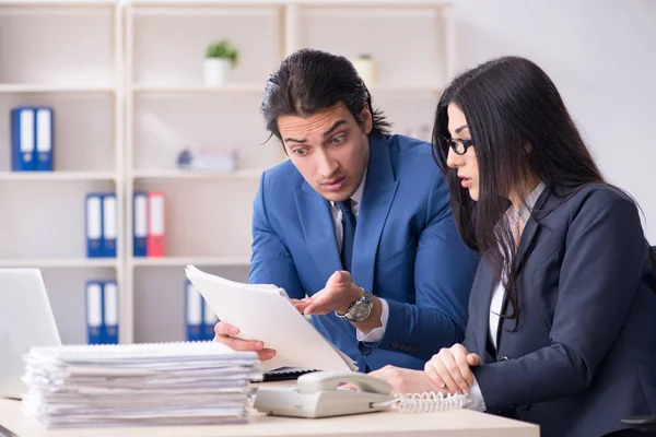 Dos empleados que trabajan en la oficina — Foto de Stock