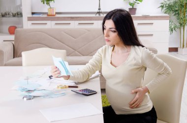 Bütçe planlamada genç hamile kadın