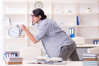 Evde sınava hazırlanan genç bir erkek öğrenci.