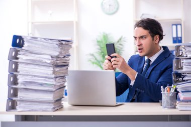 Genç bir erkek işçi aşırı işten memnun değil.