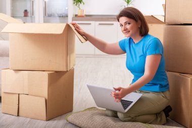 Yeni daire için hareketli orta yaşlı bir kadın