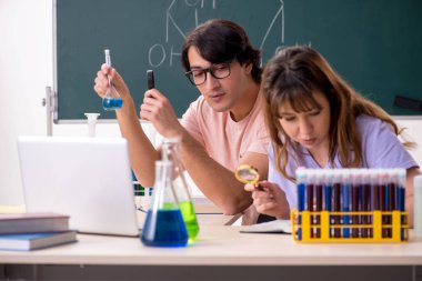 İki kimyagerler Öğrenciler sınıfta