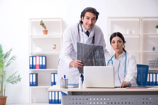 Två unga läkare som arbetar på kliniken — Stockfoto