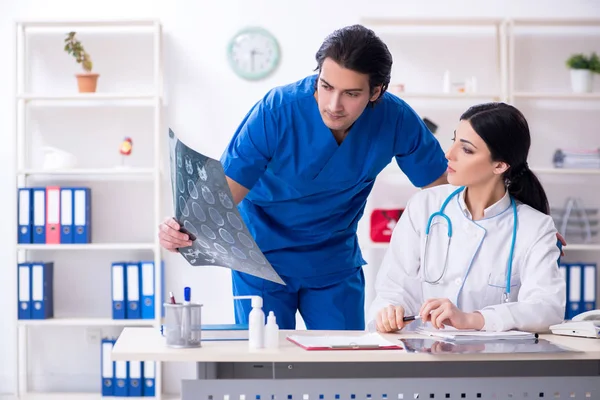 Zwei junge Ärzte arbeiten in der Klinik — Stockfoto