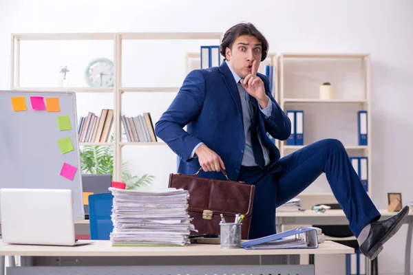 Jonge mannelijke werknemer ongelukkig met overmatig werk — Stockfoto