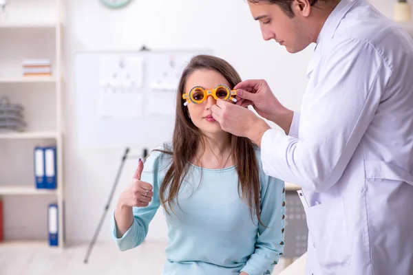 Jovem mulher visitando médico oculista masculino — Fotografia de Stock