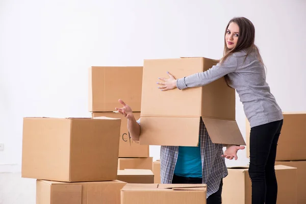 Young pair moving to new flat — Stock Photo, Image