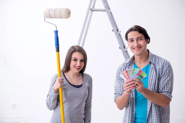 Giovane famiglia che fa lavori di ristrutturazione a casa — Foto Stock