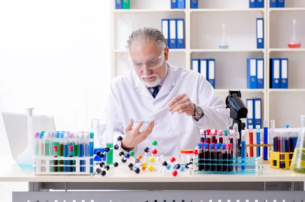 Vecchio chimico di sesso maschile che lavora in laboratorio — Foto Stock