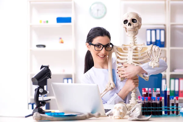 Giovane archeologa donna che lavora in laboratorio — Foto Stock