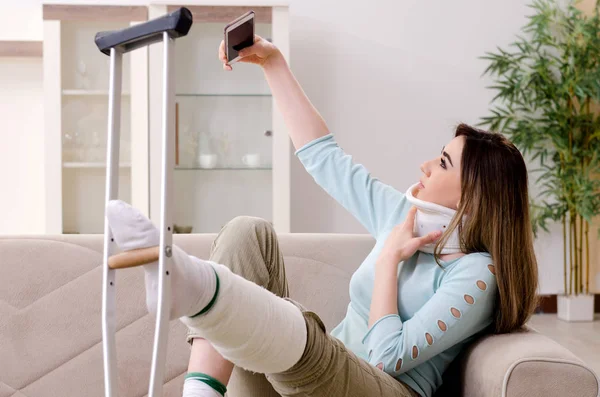 Young woman after car accident suffering at home — Stock Photo, Image